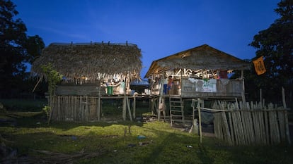 La vivienda de la familia Coquinchi, a orillas del río Napo, afluente del Amazonas. A esta comunidad peruana ha llegado la luz gracias a paneles solares fotovoltaicos.