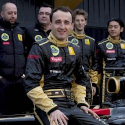 El piloto polaco de la escudería Lotus Renault, Robert Kubica, durante la presentación del nuevo monoplaza con el que participará en el Mundial de Fórmula Uno