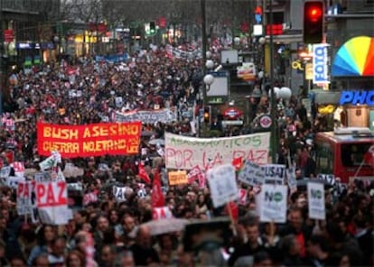 La manifestación de Madrid, a su paso por la Plaza de España.