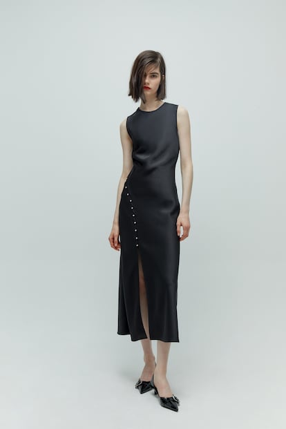 Una hilera de perlas recorre en diagonal este vestido satinado de Sfera, desde el hombro hasta el muslo. Un diseño sobrio de aire sofisticado apto para multitud de ocasiones. (45,99 euros).
