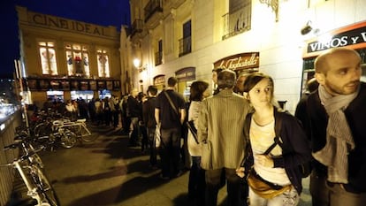 Colas de gente durante la Fiesta del Cine en octubre de 2013.