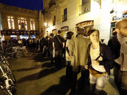 Colas de gente durante la Fiesta del Cine en octubre de 2013.