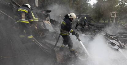 Los bomberos luchan contra el incendio provocado por un misil ruso en la ciudad ucraniana de Járkov.