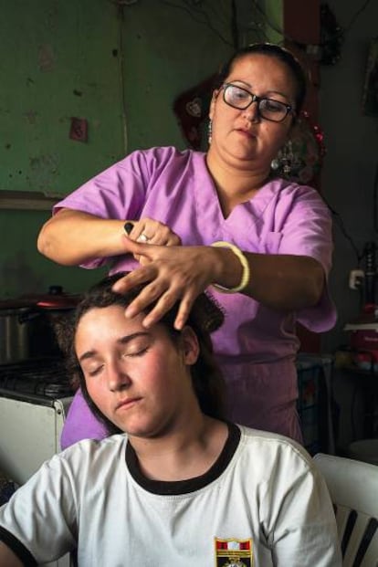 La niña con su madre, que trabaja en una residencia.