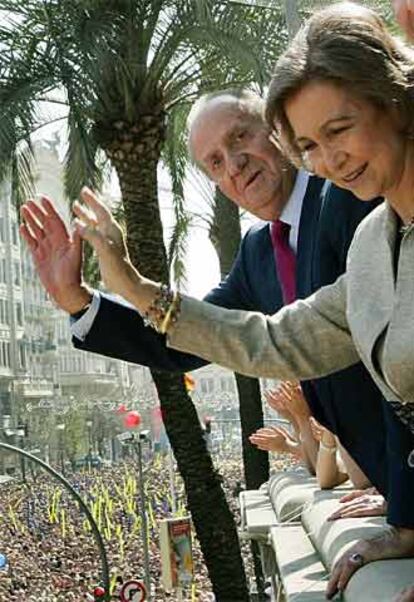 Los Reyes, junto al presidente de la Generalitat valenciana, Francisco Camps, saludan al público de la &#39;masclet&#39; desde el balcón del Ayuntamiento de Valencia.