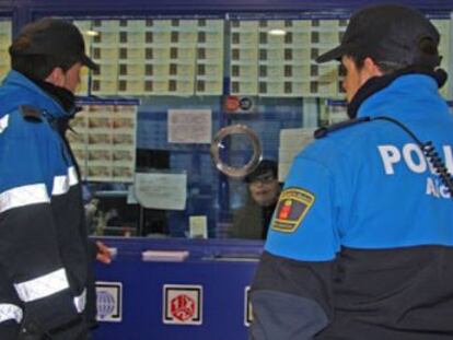 Dos policías municipales de Alcorcón, en una administración de lotería.