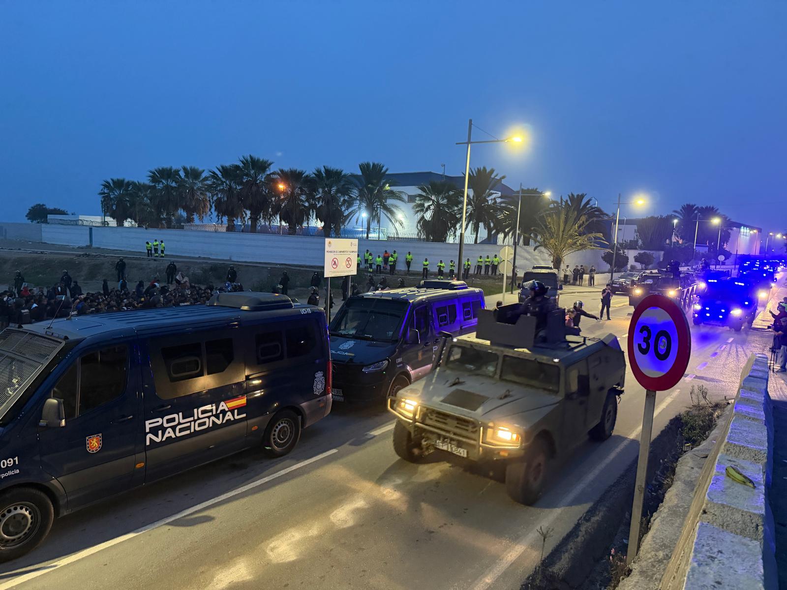 La Policía empieza a desalojar el asentamiento de la playa de El Trampolín de Ceuta
