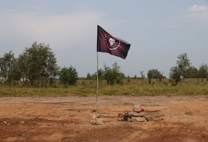 Bandera del grupo Wagner en el lugar donde se estrelló el avión que transportaba a sus fundadores, en la provincia rusa de Tver.