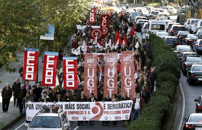 En la foto manifestación de la Cumbre Social en A Coruña que ha recorrido varias calles, desde la plaza de la Palloza a la plaza del Obelisco.