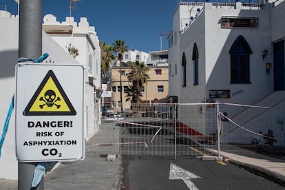 Vallas en el interior de Puerto Naos para impedir el acceso a la zona conocida como Playa Chica, donde la acumulación de dióxido de carbono es especialmente alta.