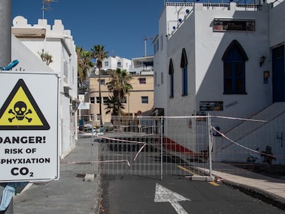 Vallas en el interior de Puerto Naos para impedir el acceso a la zona conocida como Playa Chica, donde la acumulación de dióxido de carbono es especialmente alta.