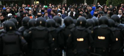 Primera intervención de los agentes de la Unidad de Intervención Policial (UIP) de la Policía Nacional logró disuadir en un primer momento a los concentrados en la primera fila de las vallas que protegen al Congreso, lo que provocó que el grueso de concentrados que se encontraba en la zona retrocedieran inmediatamente en la zona de la plaza de Neptuno.