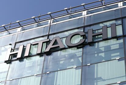 El logo de Hitachi en su sede de Zurich.