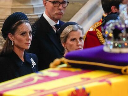 Britain's Katharine (L), Duchess of Kent, and Britain's Sophie (2nd R), Countess of Wessex, watch the coffin of Britain's Queen Elizabeth II on a Catafalque inside Westminster Hall, at the Palace of Westminster, where she will Lie in State, in London on September 14, 2022. - Queen Elizabeth II will lie in state in Westminster Hall inside the Palace of Westminster, from Wednesday until a few hours before her funeral on Monday, with huge queues expected to file past her coffin to pay their respects. (Photo by Gregorio Borgia / POOL / AFP)