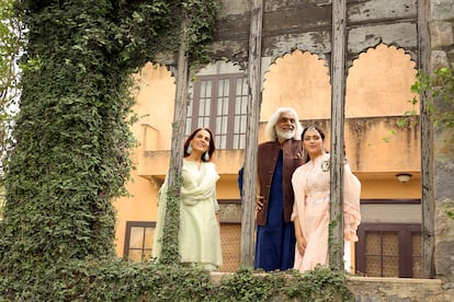 El cineasta indio y diseñador de moda Muzaffar Ali posa con su esposa, la autora Meera Ali, y su hija Sama, en 2018 en Gurugram, India.