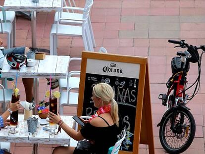 Unas turistas se toman un refresco en la terraza de un bar de Lloret de Mar. 