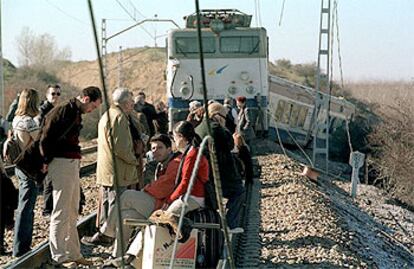 Viajeros del Talgo Gijón-Madrid que descarriló el pasado día 16, después del accidente.