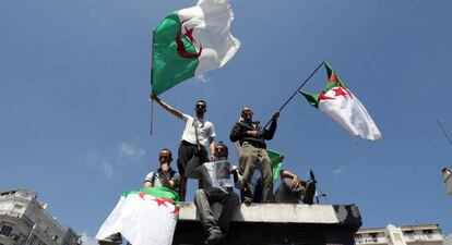 Cientos de argelinos participan en una manifestación para exigir un cambio en el régimen actual, el pasado viernes, en Argel.