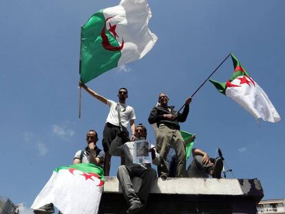 Cientos de argelinos participan en una manifestación para exigir un cambio en el régimen actual, el pasado viernes, en Argel.