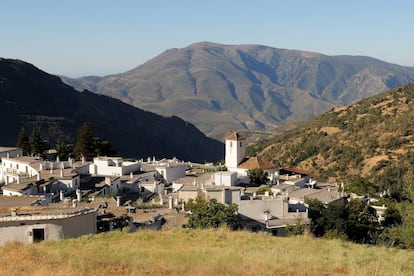 Chimeneas con sombrero coronan los tejados planos de Capileira, el más alto de los tres pueblos del barranco de Poqueira y símbolo arquitectónico del último reducto de población musulmana en la Alpujarra granadina tras la orden de expulsión de los Reyes Católicos en 1492. Una agradable forma de recorrer sus tres barrios de casas blancas es seguir la Ruta del Agua, itinerario que recorre el enrevesado laberinto de callejones y pasadizos del pueblo conectando sus 12 fuentes públicas, por las que fluye el agua procedente de los neveros de Sierra Nevada. Y para los más andarines, desde aquí sale una de las rutas que suben al pico Mulhacen (3.479 metros), el más alto de la Península, en una ruta exigente de dos días (pernoctando en el refugio de Poqueira) de unos 30 kilómetros de recorrido y 2.350 de desnivel. Más información: <a href="http://capileira.es/" target="_blank">capileira.es</a>