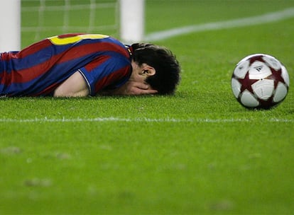 Messi se lamenta tras un fallo.