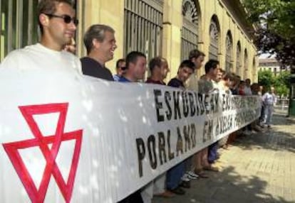 Trabajadores de la empresa Cementos Portland de Olazagutía protestan en Pamplona ante la sede del Gobierno con el objeto de hacer llegar a la sociedad navarra sus reivindicaciones en favor de la negociación de "un convenio justo". EFE/Archivo