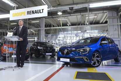 El presidente de Renault España, José Vicente de los Mozos, junto al Megane, que se ensambla en Palencia.