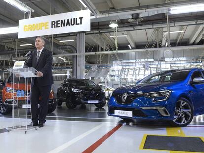 El presidente de Renault España, José Vicente de los Mozos, junto al Megane, que se ensambla en Palencia.