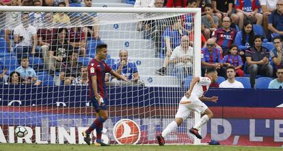 Munir adelanta al Alavés ante el Levante.