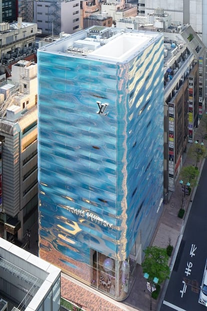 El edificio madreperla de Louis Vuitton en Ginza, Tokio.