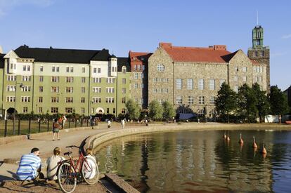 Kallio (Helsinki): la antigua barriada obrera de Kallio se ha convertido en el lugar favorito para estudiantes y jóvenes profesionales, con un animado ambiente nocturno y pequeñas galerías.