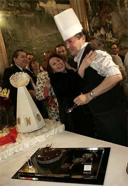 Andrés Marmol, muy emocionado, recibe las felicitaciones al ganar el concurso de tartas en honor de la infanta Leonor.