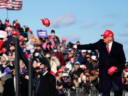 Donald Trump faz comício eleitoral no aeroporto de Scranton, Pensilvania, nesta segunda-feira.