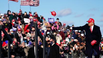 Donald Trump faz comício eleitoral no aeroporto de Scranton, Pensilvania, nesta segunda-feira.