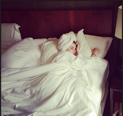 La actriz Emma Roberts durmiendo.