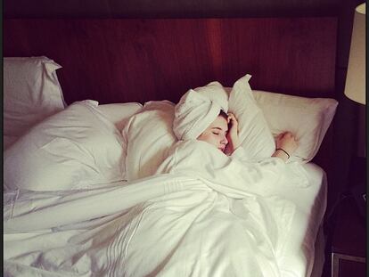La actriz Emma Roberts durmiendo.