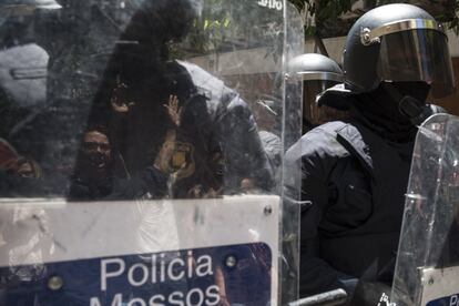 Anoche se produjeron graves incidentes. "Nunca nos habían atacado con tanta violencia", ha dicho el portavoz de los mossos, Xavier Porcuna. En la imagen, manifestantes protestan frente a la policía.