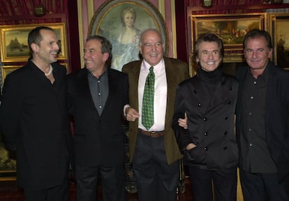 Tomás Muñoz (centro) posa con los cantantes Miguel Bosé, José Luis Perales, Raphael y Víctor Manuel, durante la presentación de su libro 'Memoria banal' en 2004.