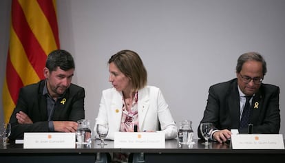 El presidente de la Cámara, Joan Canadell, junto a Àngels Chacon, exconsejera de Empresa, y el expresident Quim Torra.