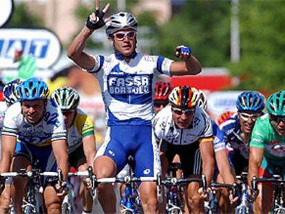 Petacchi alza el brazo derecho para certificar que se trata de su tercera victoria en lo que va de Tour.