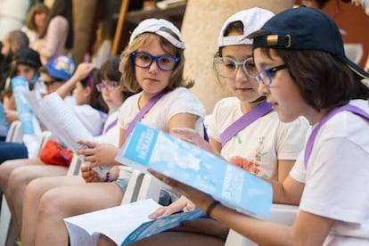 Tres niñas se preparan para contar sus cuentos.