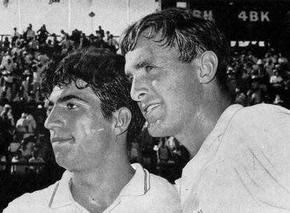 En 1967, España se volvió a enfrentar a Australia y volvió a perder 4-1. En la imagen, Orantes junto a John Newcombe.