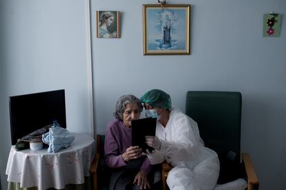 María López, de 100 años, realiza una videollamada con su familia que vive en Canadá después de regresar a la residencia San Carlos de Celanova al dar negativo. Previamente pasó por varios centros por dar positivo al principio de la crisis sanitaria.