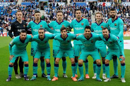 Los jugadores del Barcelona posan para la foto oficial momentos antes de su inicio del encuentro en Anoeta.