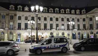 Un coche de polic&iacute;a, este mi&eacute;rcoles frente al hotel Ritz de Par&iacute;s.