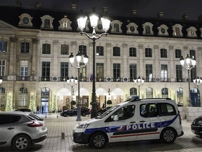 Un coche de polic&iacute;a, este mi&eacute;rcoles frente al hotel Ritz de Par&iacute;s.