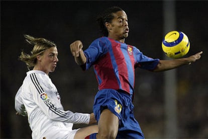 Guti, del Real Madrid (izquierda), y Ronaldinho, del Barcelona, en el partido de noviembre de 2004.
