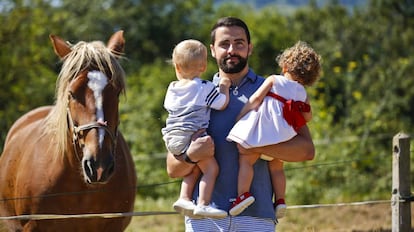 Juan Pablo V&aacute;zquez con sus dos hijos mellizos, nacidos por maternidad subrogada.