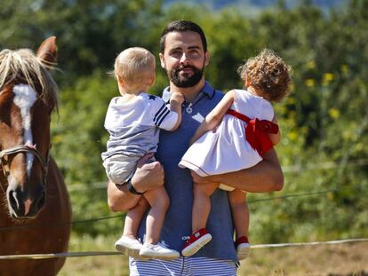 Juan Pablo Vázquez com seus filhos gêmeos, nascidos através de barriga de aluguel.