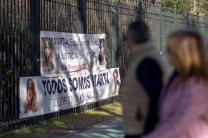 Dos carteles cerca de los juzgados de Sevilla piden la repetición del juicio por el caso Marta del Castillo.